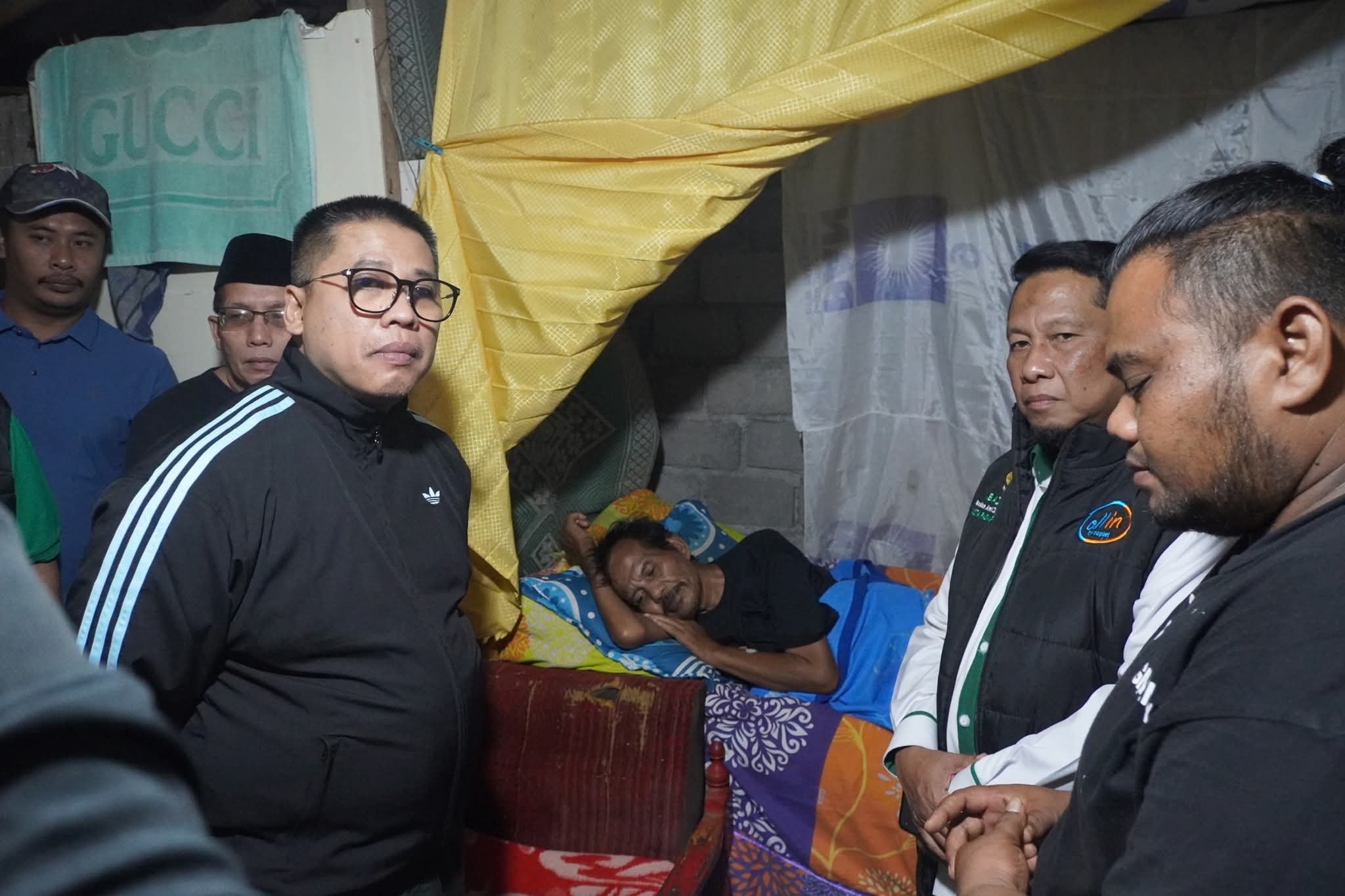 Wako Hendri saat salurkanbantuan ke warganya.